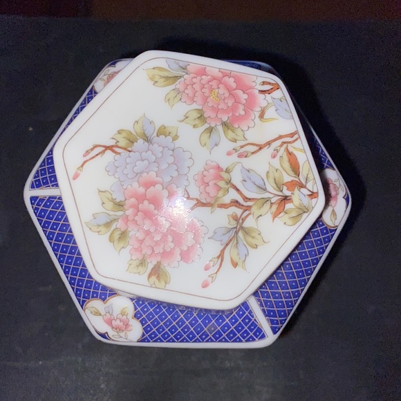 Vintage Porcelain Japanese vase with peonies & male eastern blue bird - Picture 2 of 8